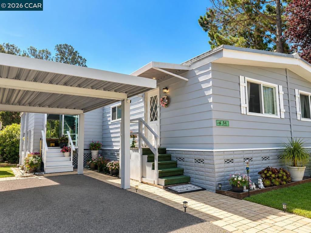 54 Kay Dr Property Photo 3