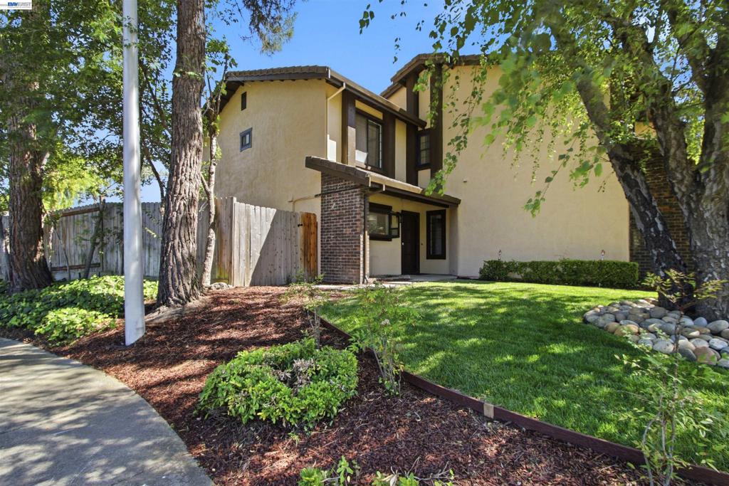 6010 Peppertree Ct Property Photo 3