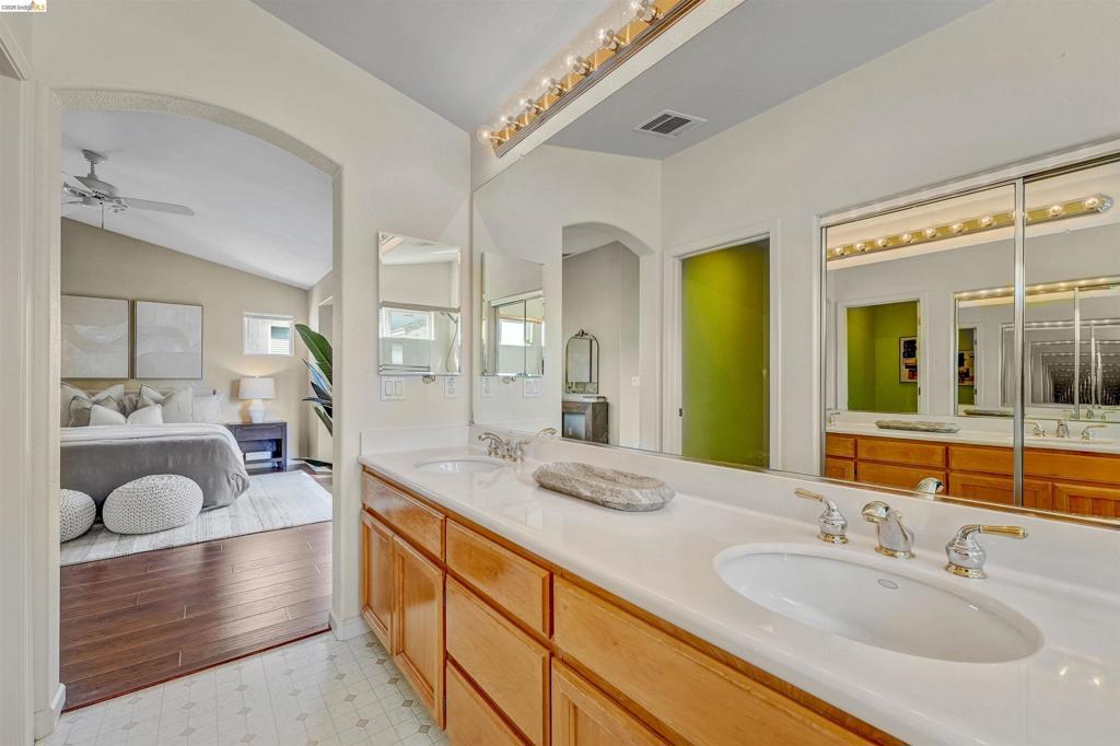 24986 Silverthorne Pl Property Photo 37