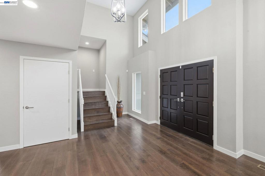 25 Portsmouth Ct Property Photo 6