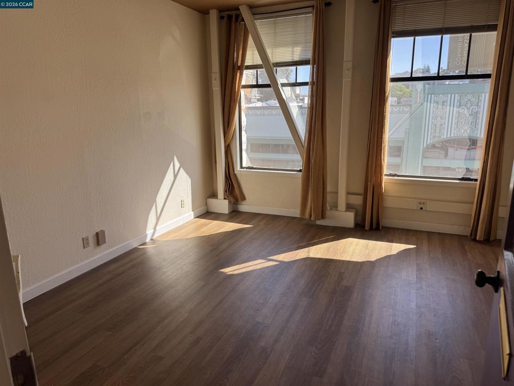 624 Ferry St Property Photo 4