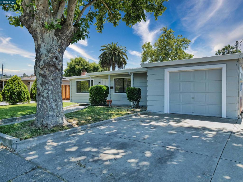 1156 Santa Barbara Dr Property Photo 3