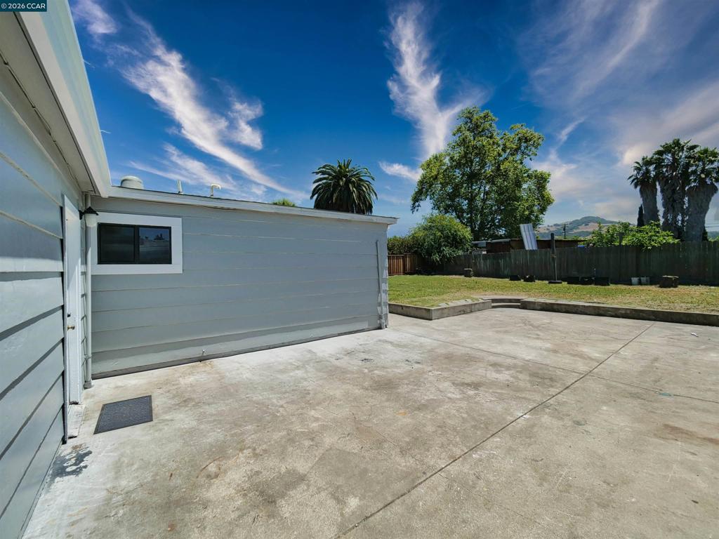 1156 Santa Barbara Dr Property Photo 8