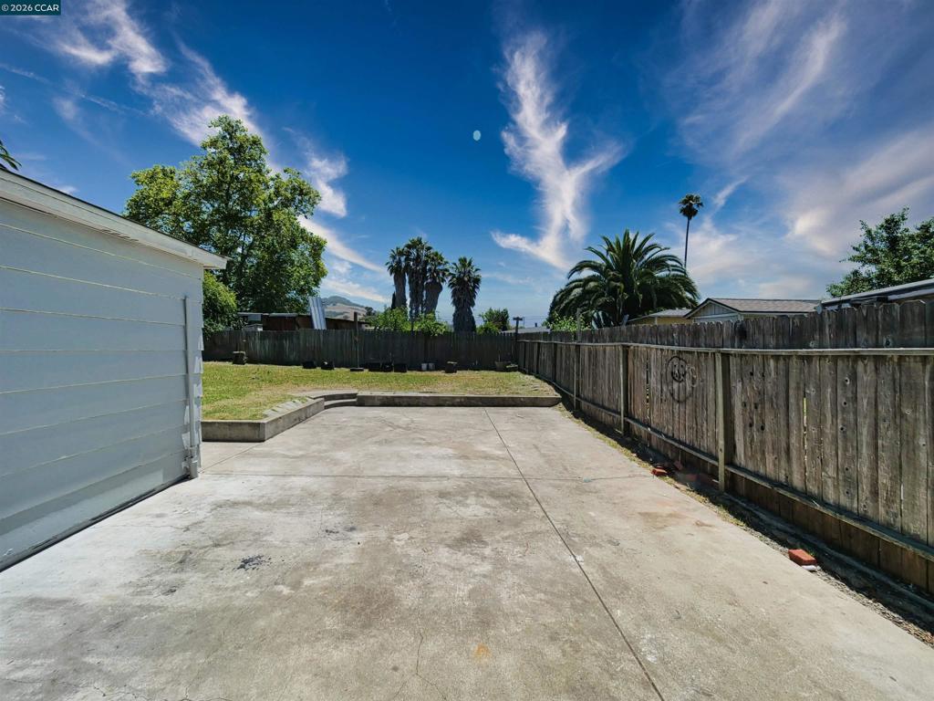 1156 Santa Barbara Dr Property Photo 9
