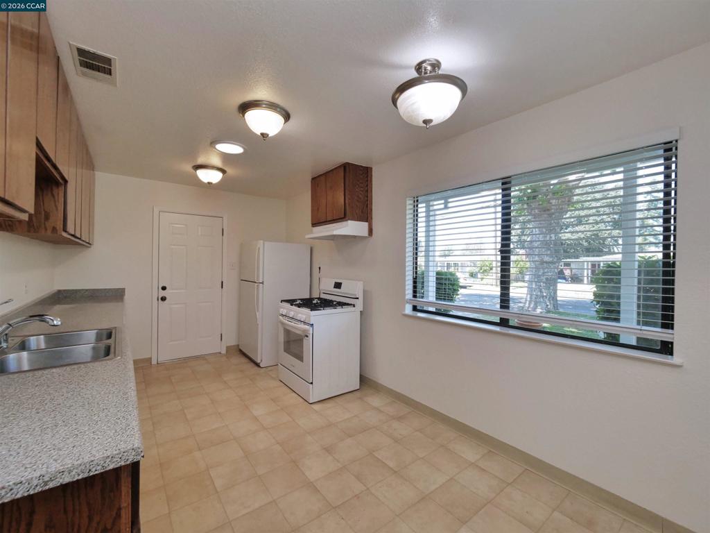 1156 Santa Barbara Dr Property Photo 28