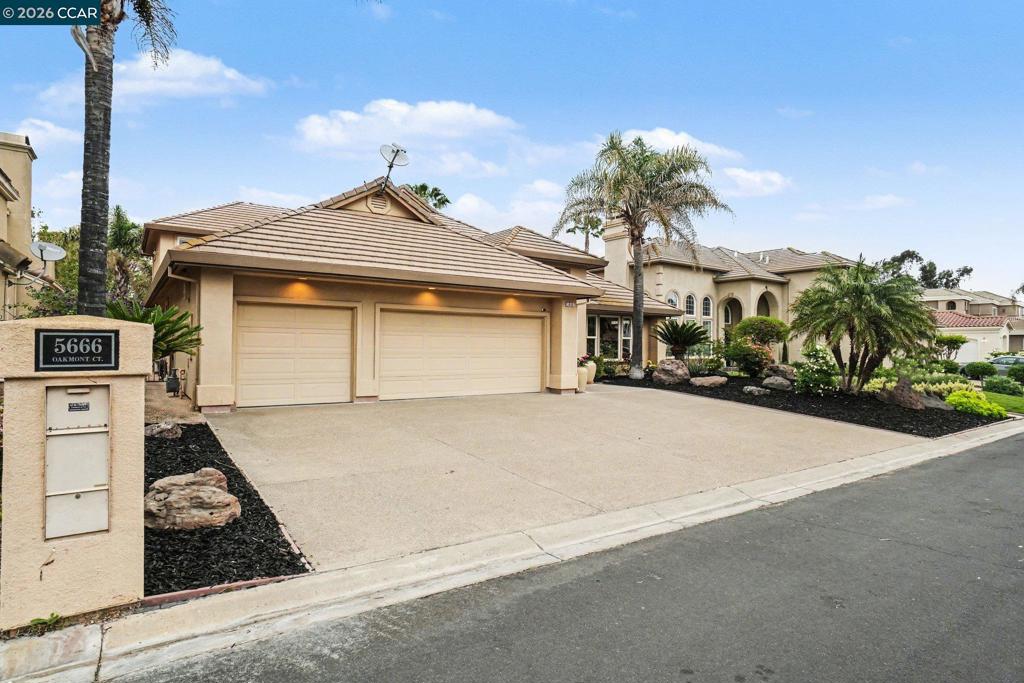 5666 Oakmont Ct Property Photo 4