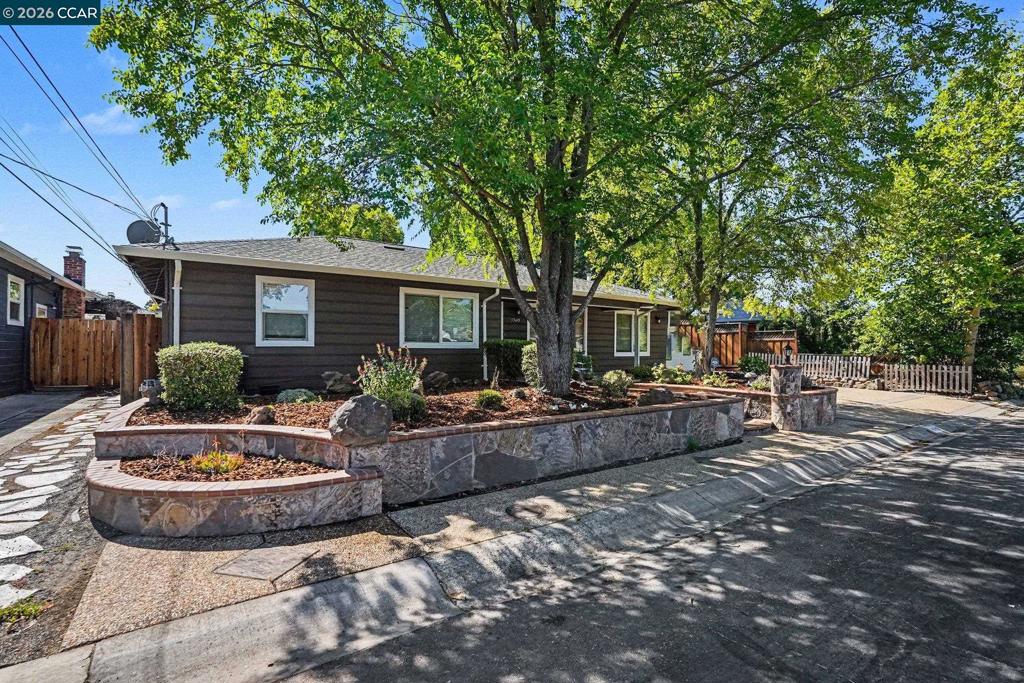 1360 Grove Way Property Photo 3