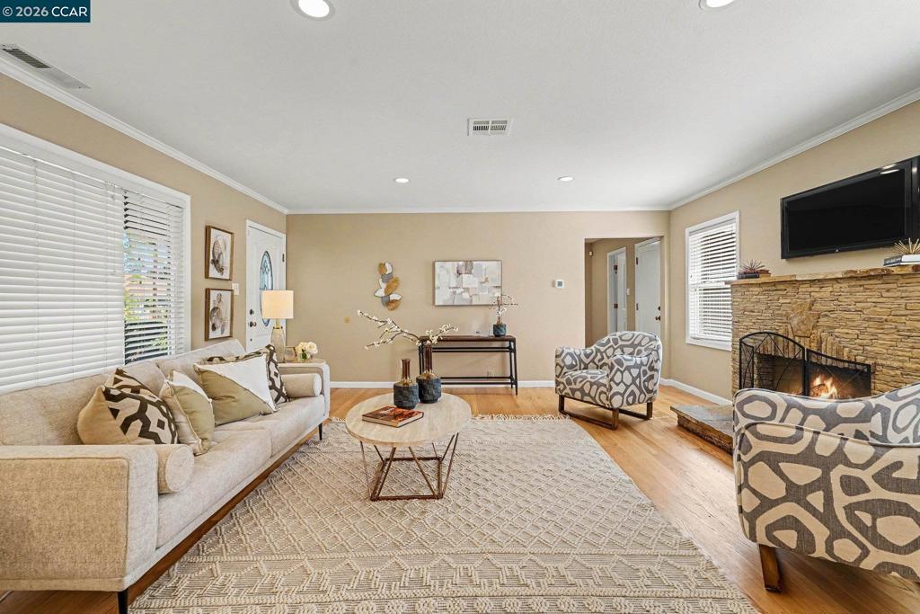 1360 Grove Way Property Photo 4