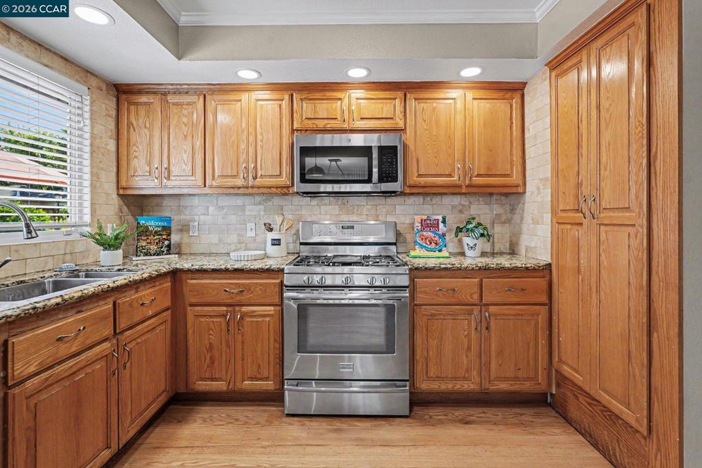 1360 Grove Way Property Photo 8