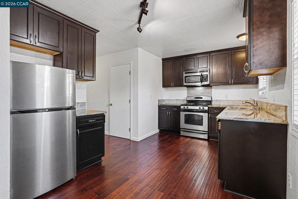 1360 Grove Way Property Photo 28