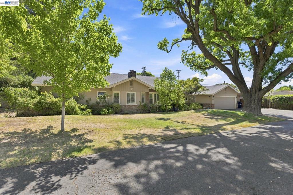 200 Greenwich Ln Property Photo 1