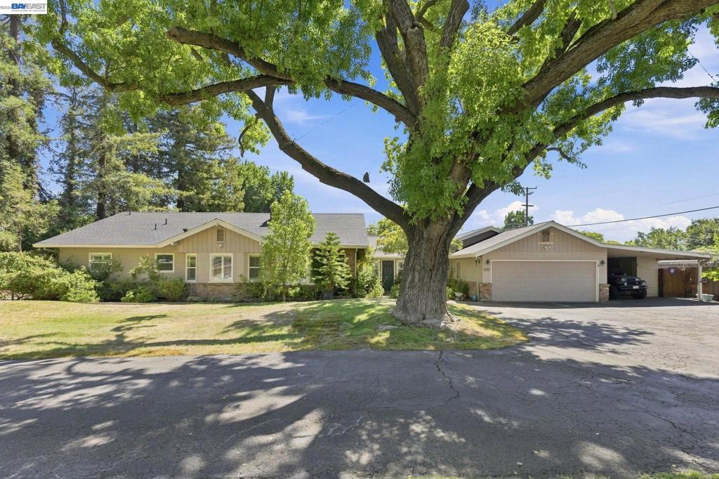 200 Greenwich Ln Property Photo 2