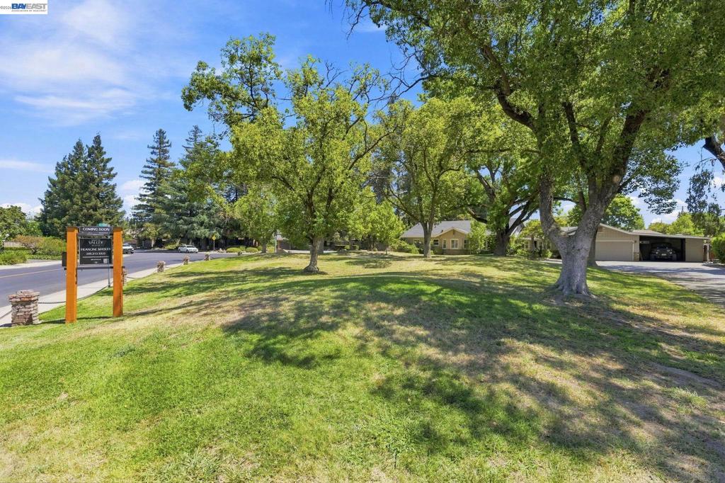 200 Greenwich Ln Property Photo 3