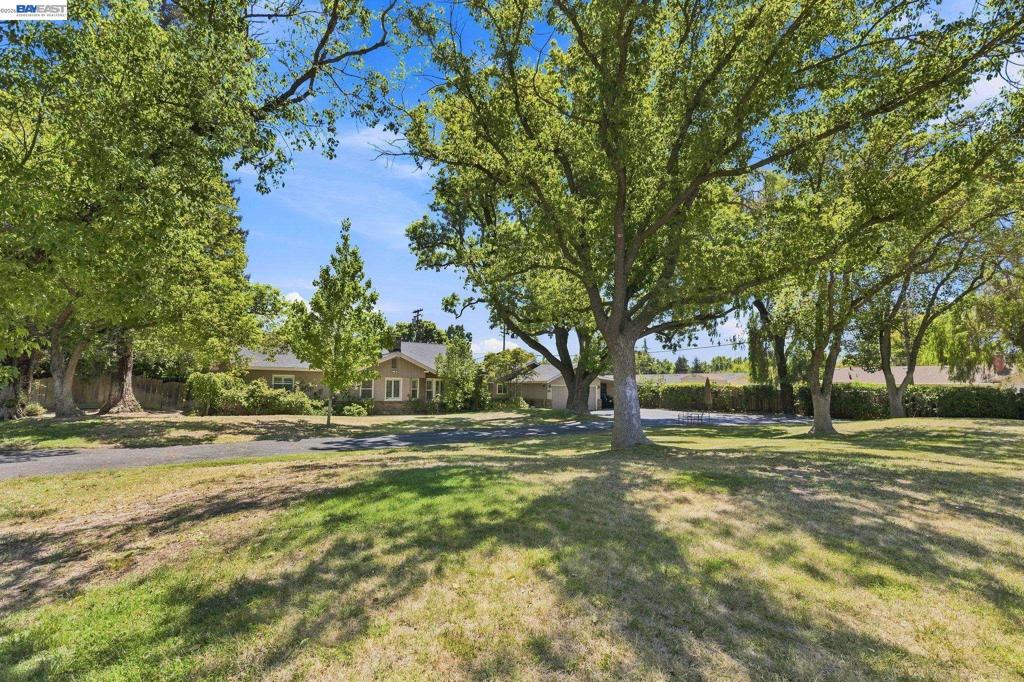 200 Greenwich Ln Property Photo 4