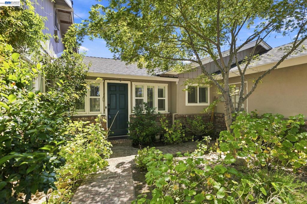 200 Greenwich Ln Property Photo 6