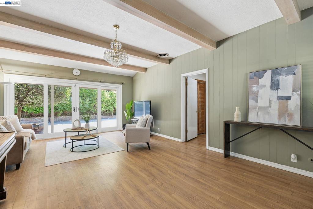 200 Greenwich Ln Property Photo 8