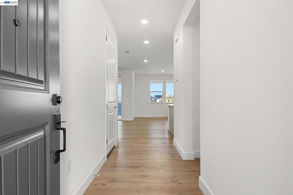 16 Grey Whale Place Property Photo 2