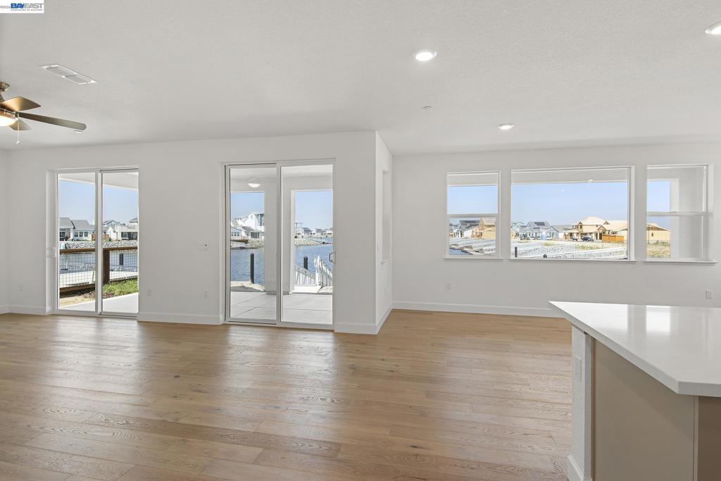 16 Grey Whale Place Property Photo 3