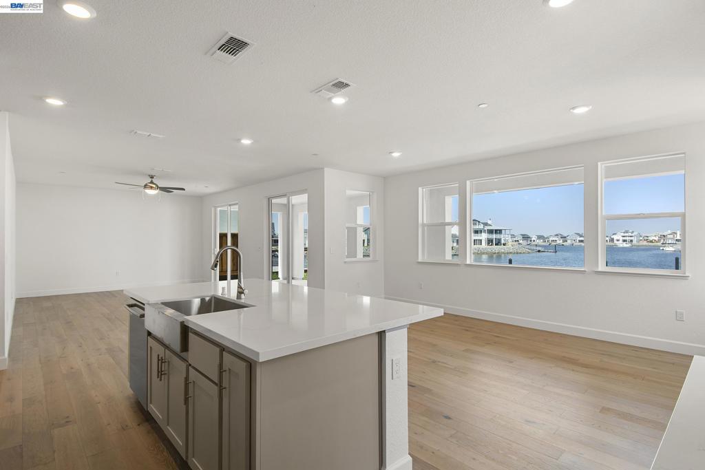 16 Grey Whale Place Property Photo 6