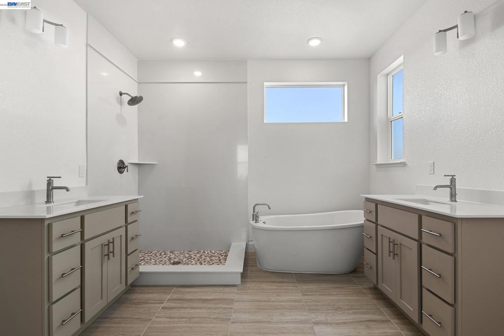 16 Grey Whale Place Property Photo 12