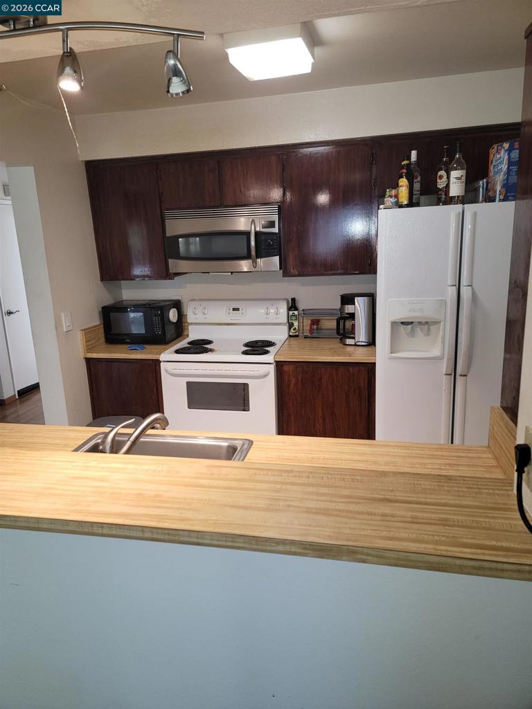 2 Tarn Ct Property Photo 4