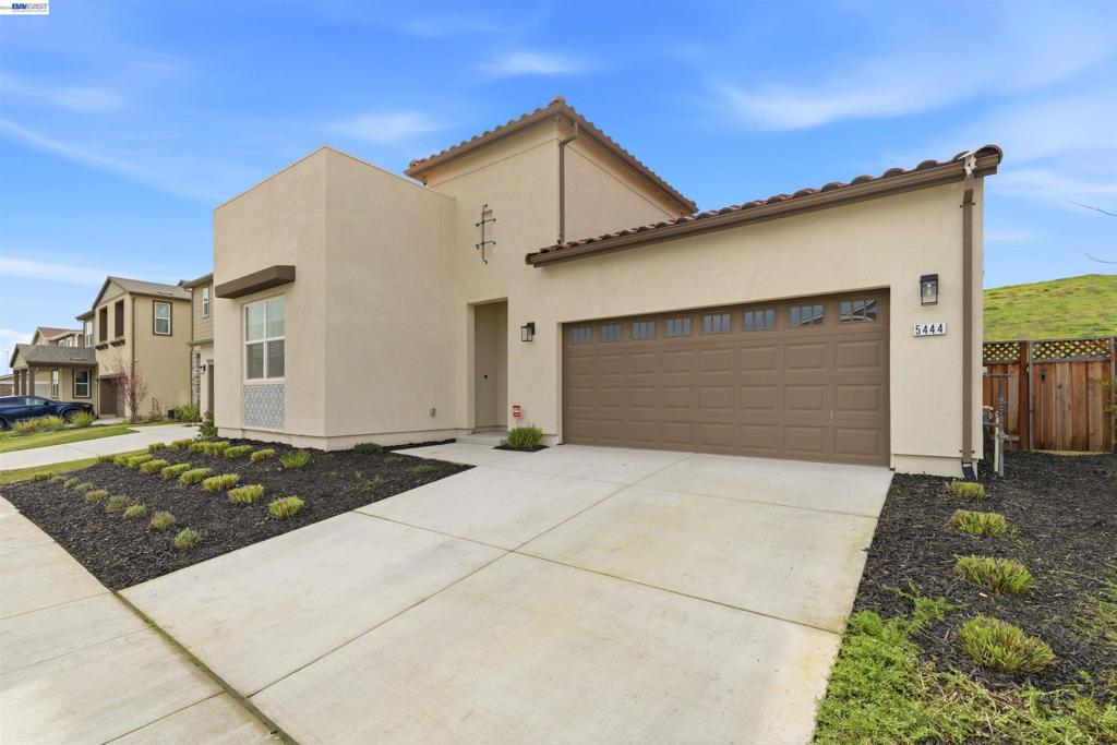 5444 Gray Pine Way Property Photo 3