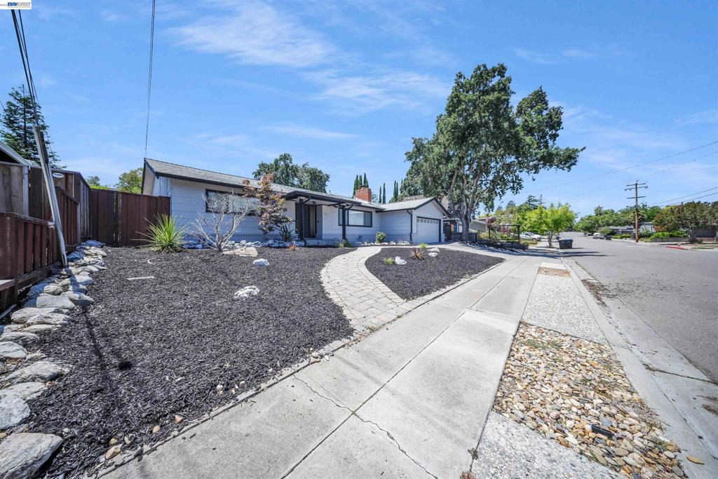 781 E Angela St Property Photo 6