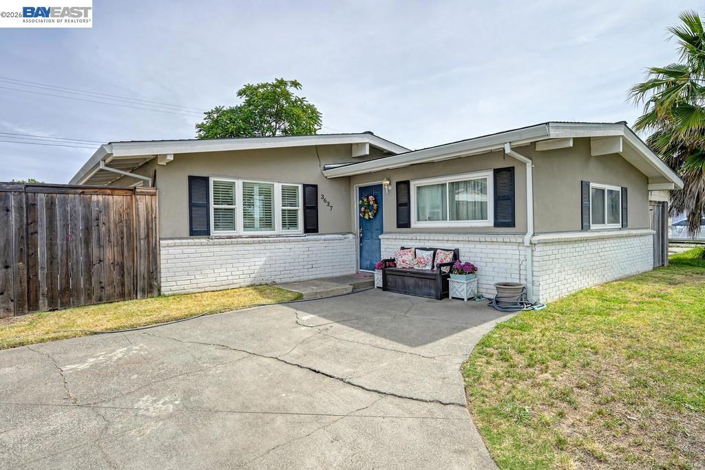 3637 Centinella Drive Property Photo 4
