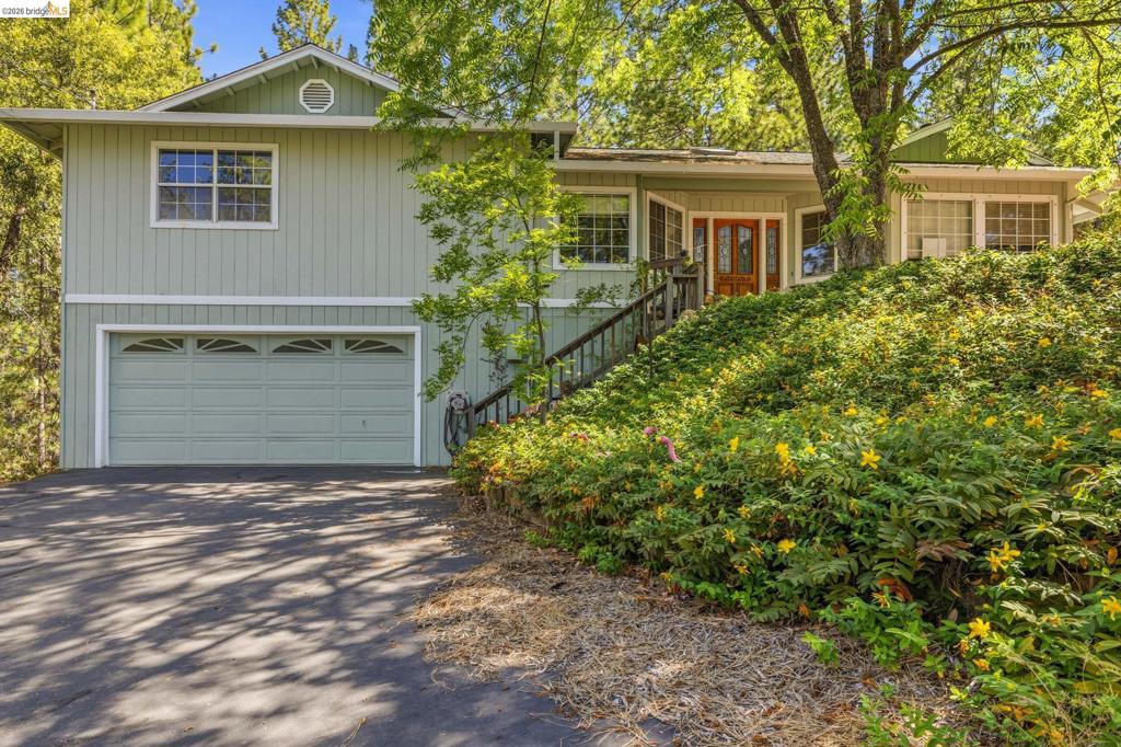 12033 Hillhurst Cir Property Photo 2