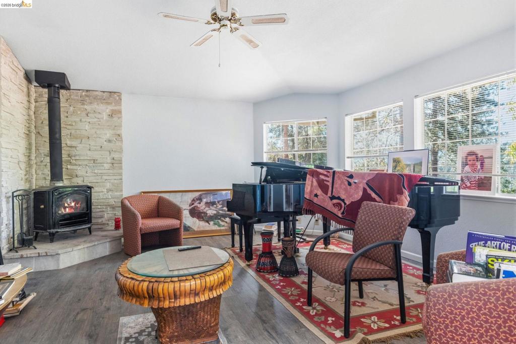 12033 Hillhurst Cir Property Photo 7
