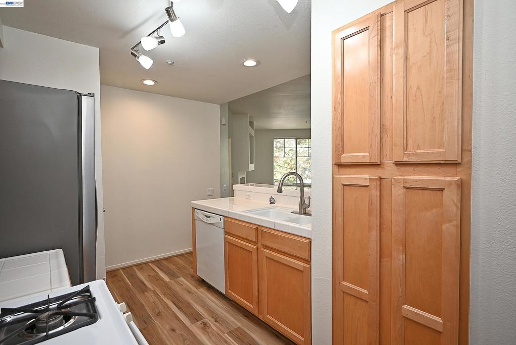 280 Caldecott Ln 221 Property Photo 9