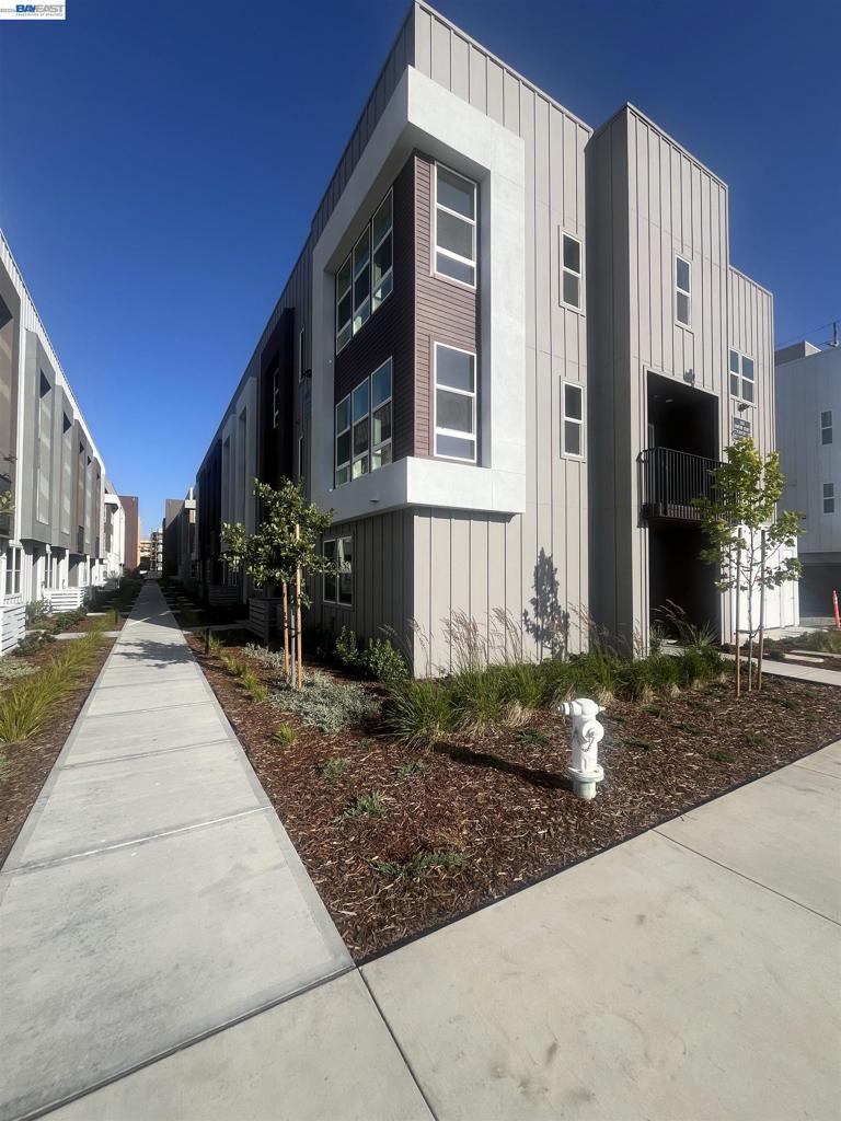 2019 Clement Avenue Property Photo 1