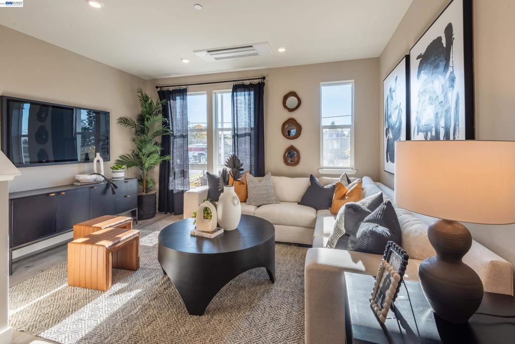2019 Clement Avenue Property Photo 4