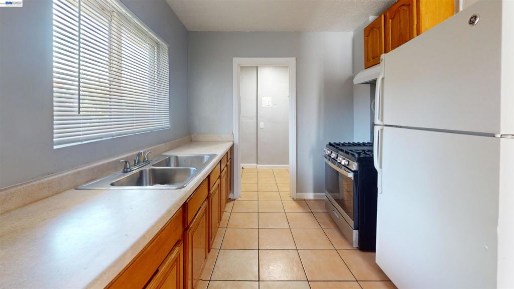 6625 Bancroft Ave Property Photo 12