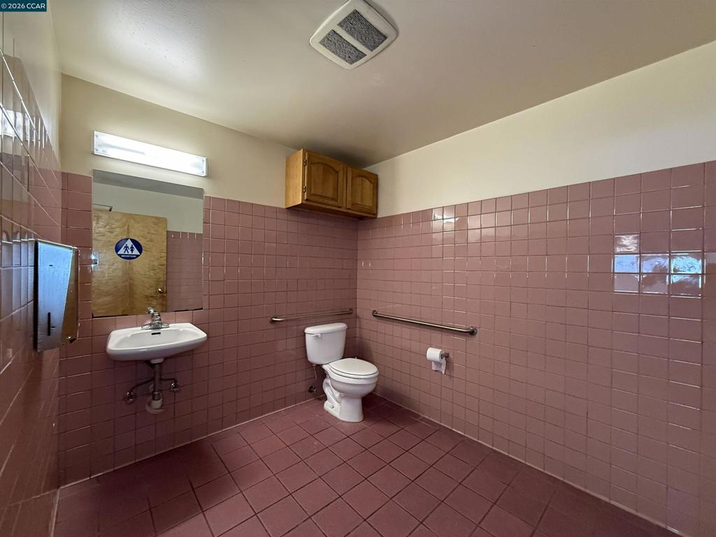 368 12th St Property Photo 6