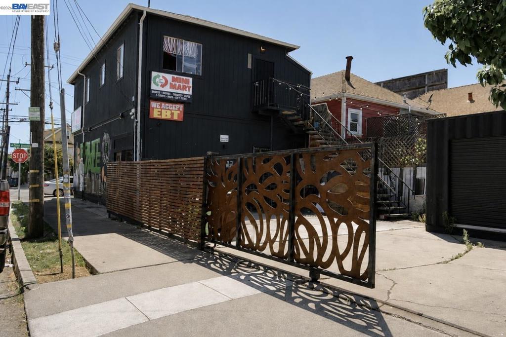3338 San Leandro St Property Photo 15