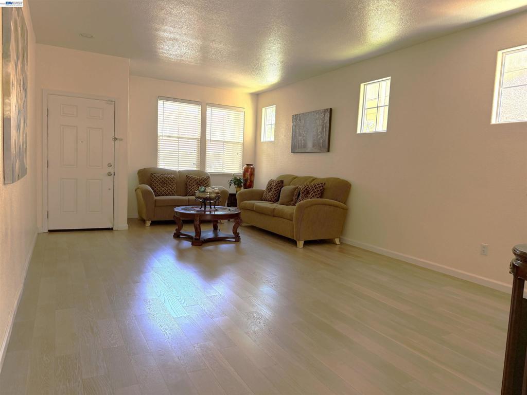 1116 Cunningham St Property Photo 3