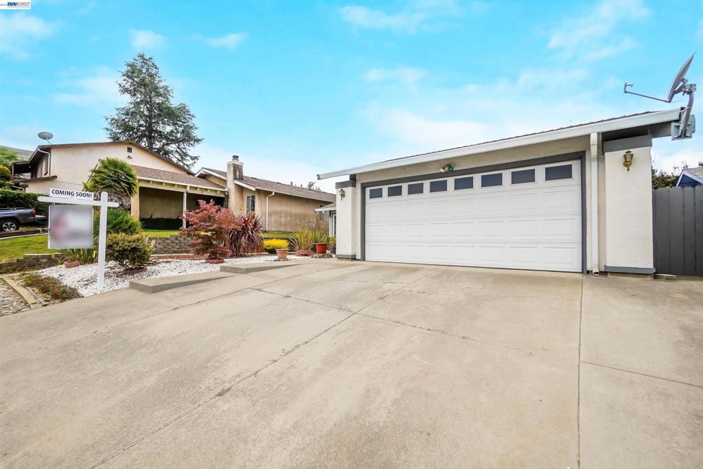 22633 Mossy Rock Drive Property Photo 1