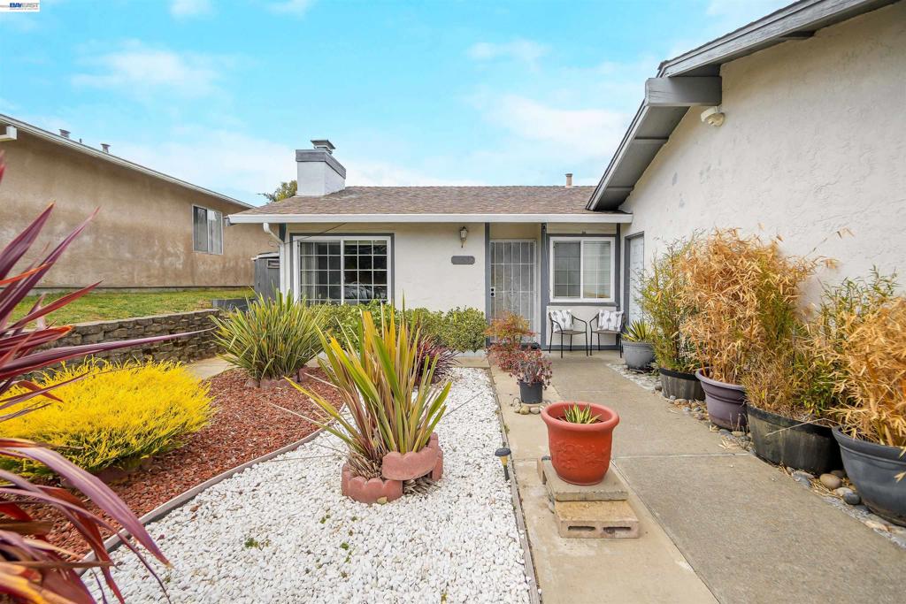 22633 Mossy Rock Drive Property Photo 6