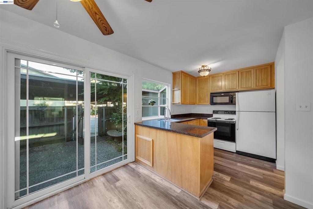8848 La Riviera Dr B Property Photo 6