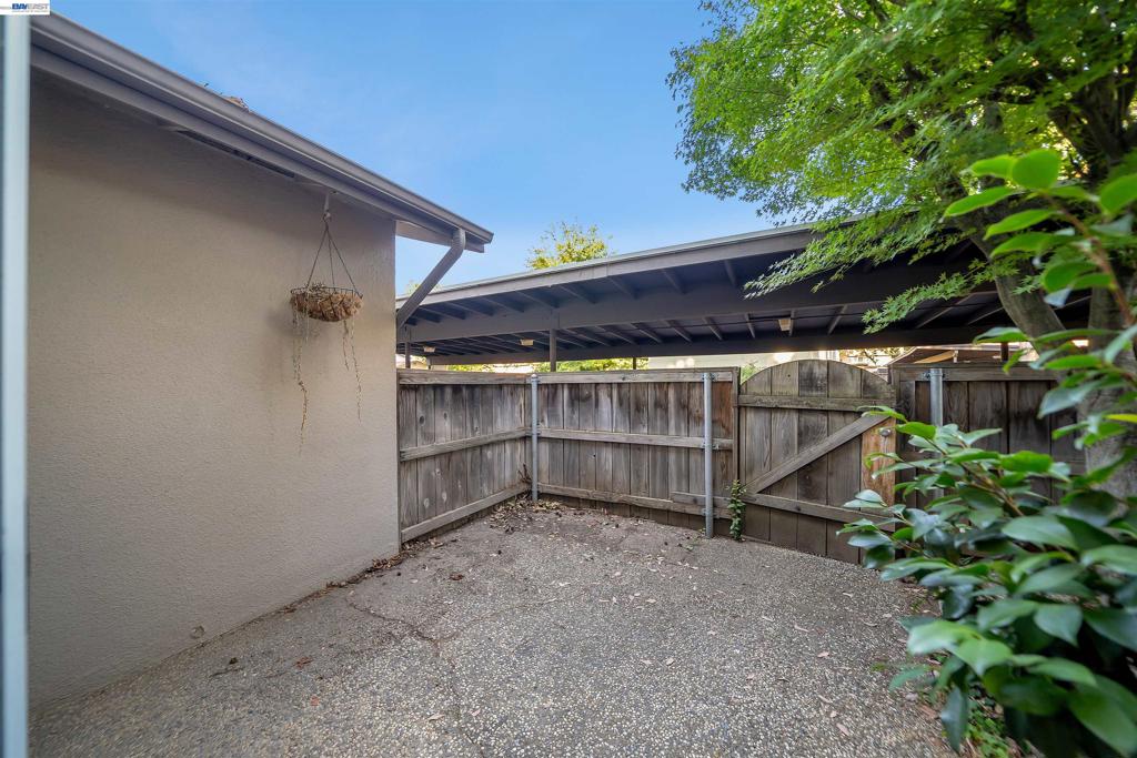 8848 La Riviera Dr B Property Photo 12
