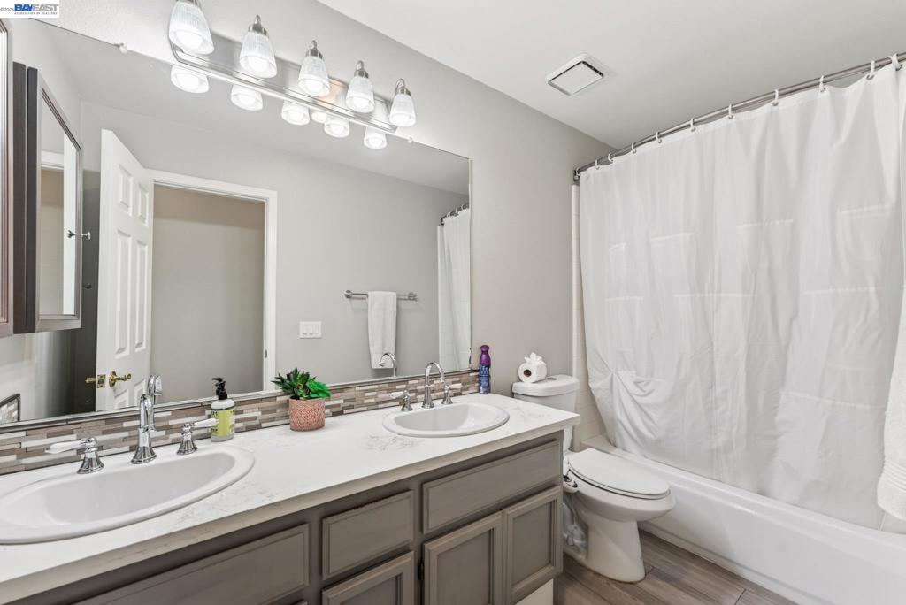 250 Fox Meadow Ct Property Photo 13