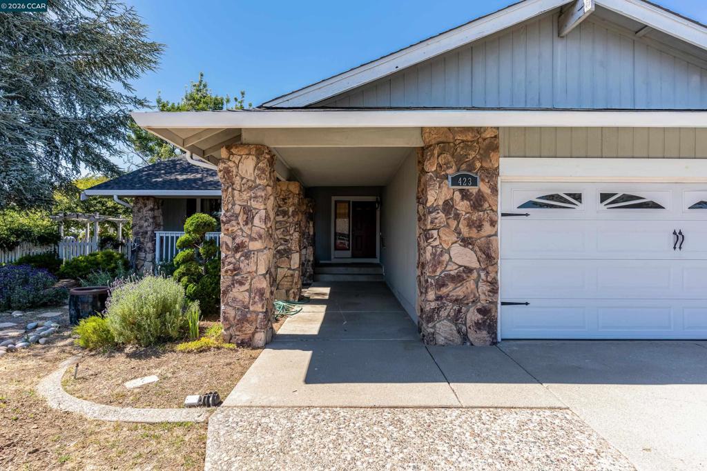 423 Duperu Dr Property Photo 3