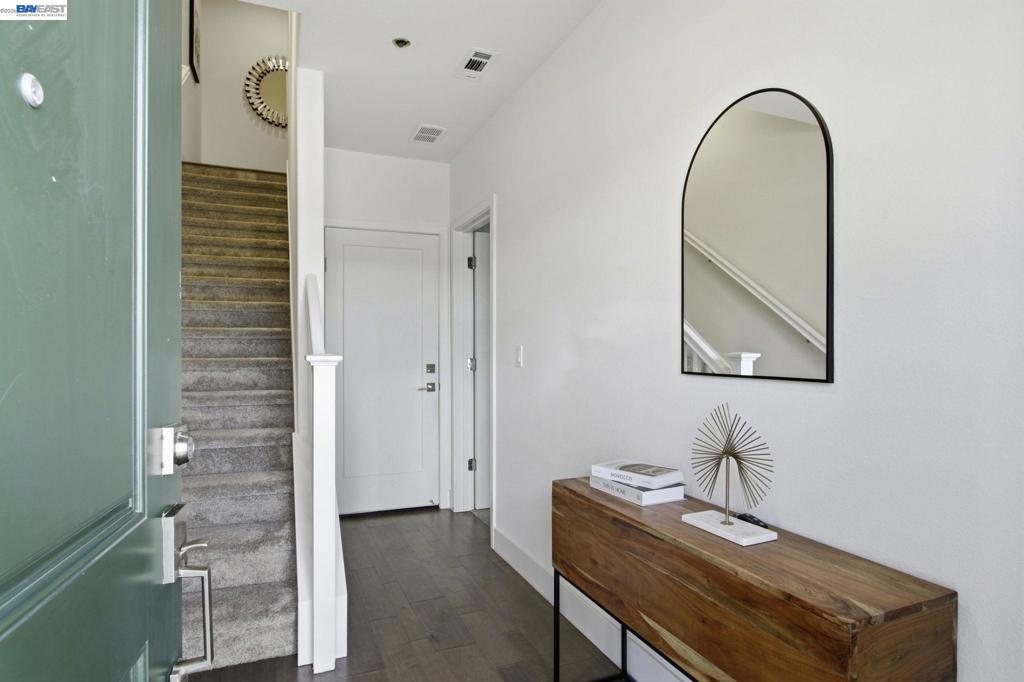 8544 Leeward Way Property Photo 4