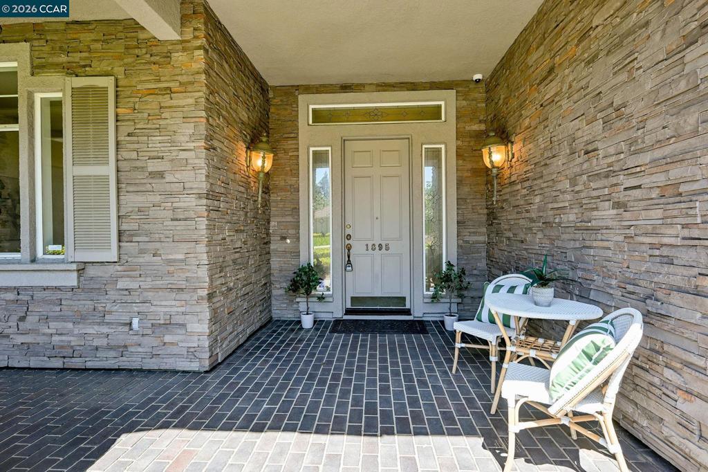 1895 Renee Way Property Photo 4