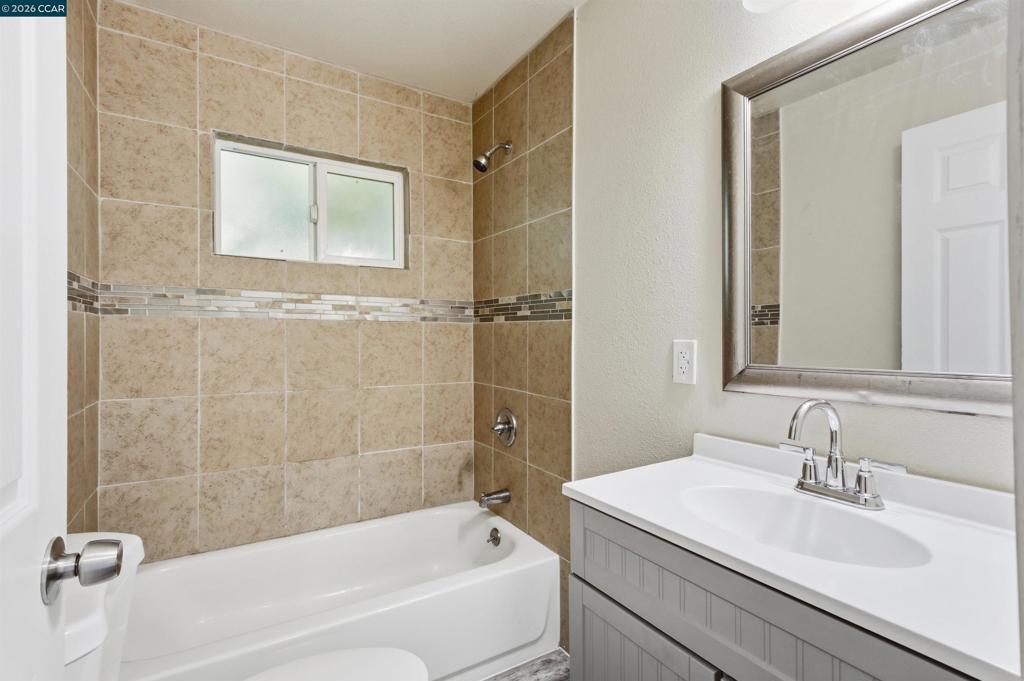 2225 E Myrtle Property Photo 7