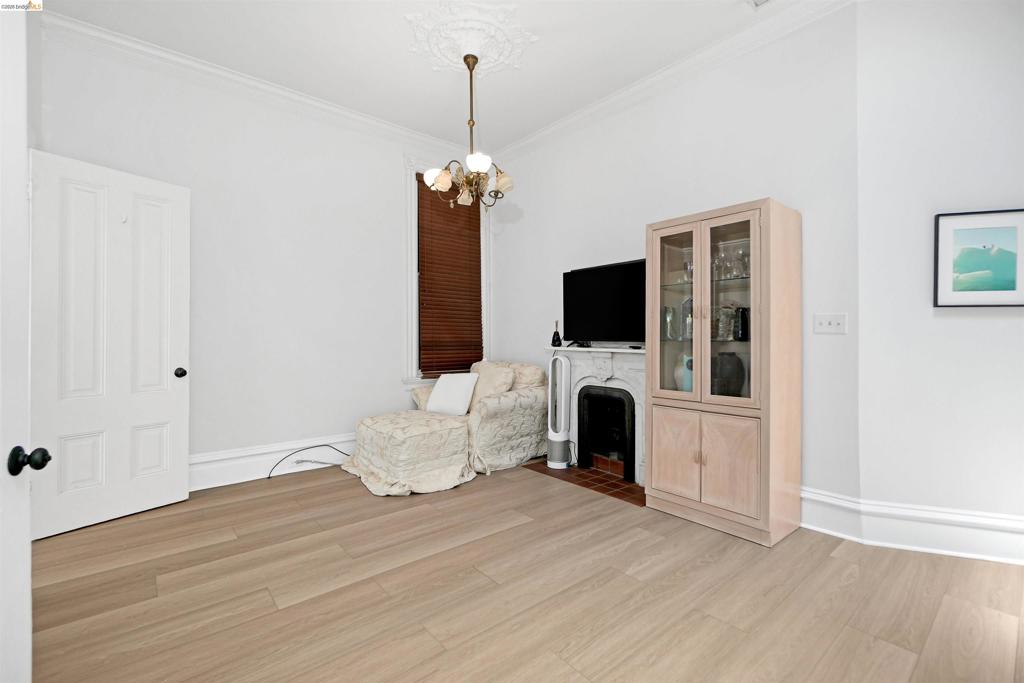 2654 2656 Bush St Property Photo 14