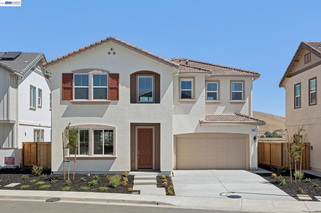 2404 Golden Way Property Photo 1