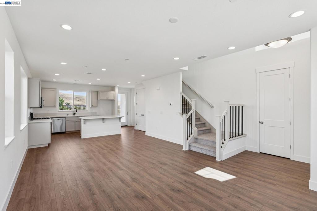 2404 Golden Way Property Photo 2