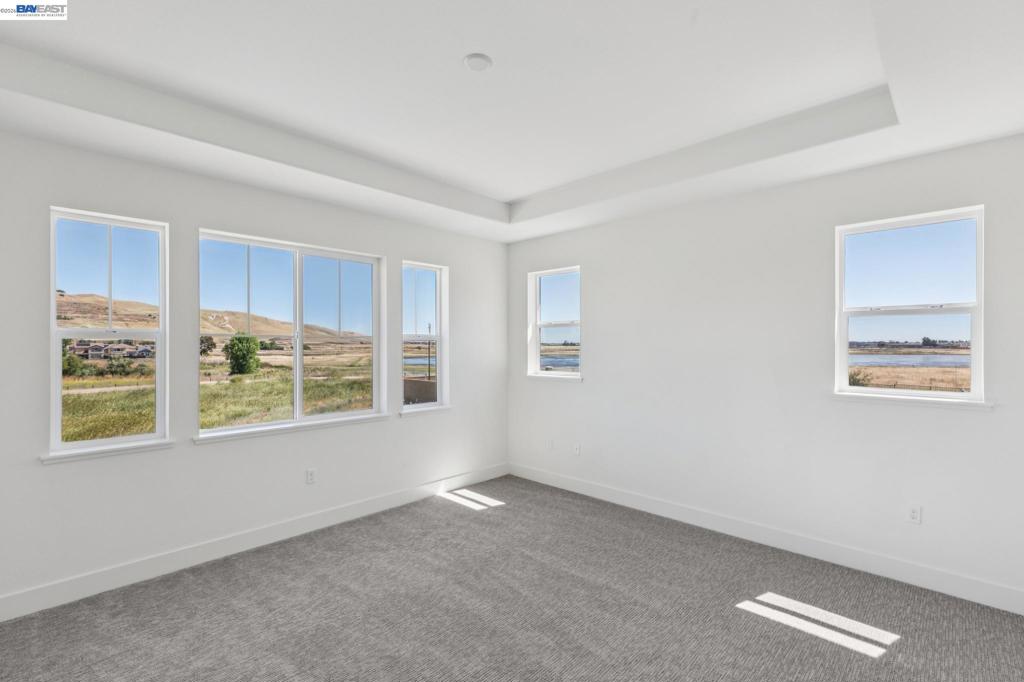 2404 Golden Way Property Photo 8